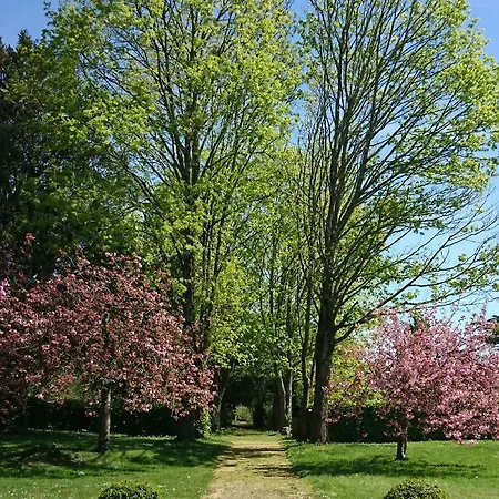 Domaine De Bourgville Bed and breakfast