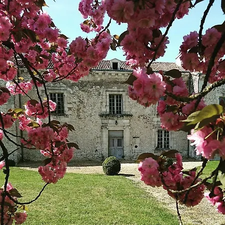 Domaine De Bourgville Bed and breakfast